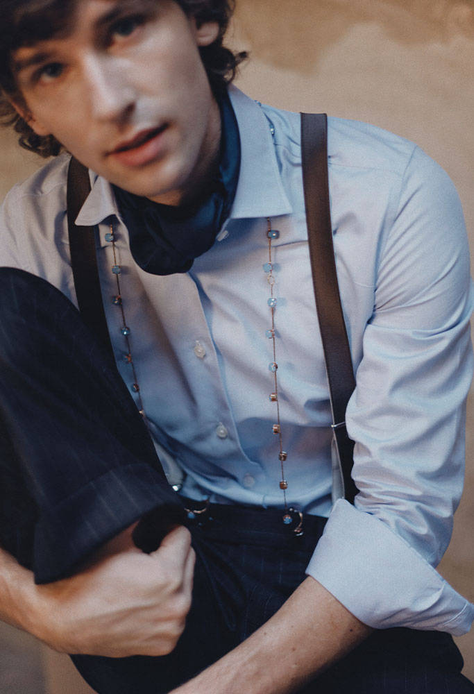 Primo piano camicia indossata e bretelle, release ARS01, outfit 13.