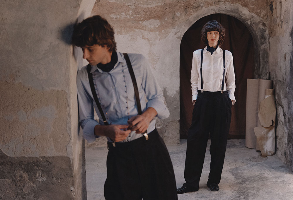 Due modelli in posa in camicia e bretelle, release ARS01, outfit 13.