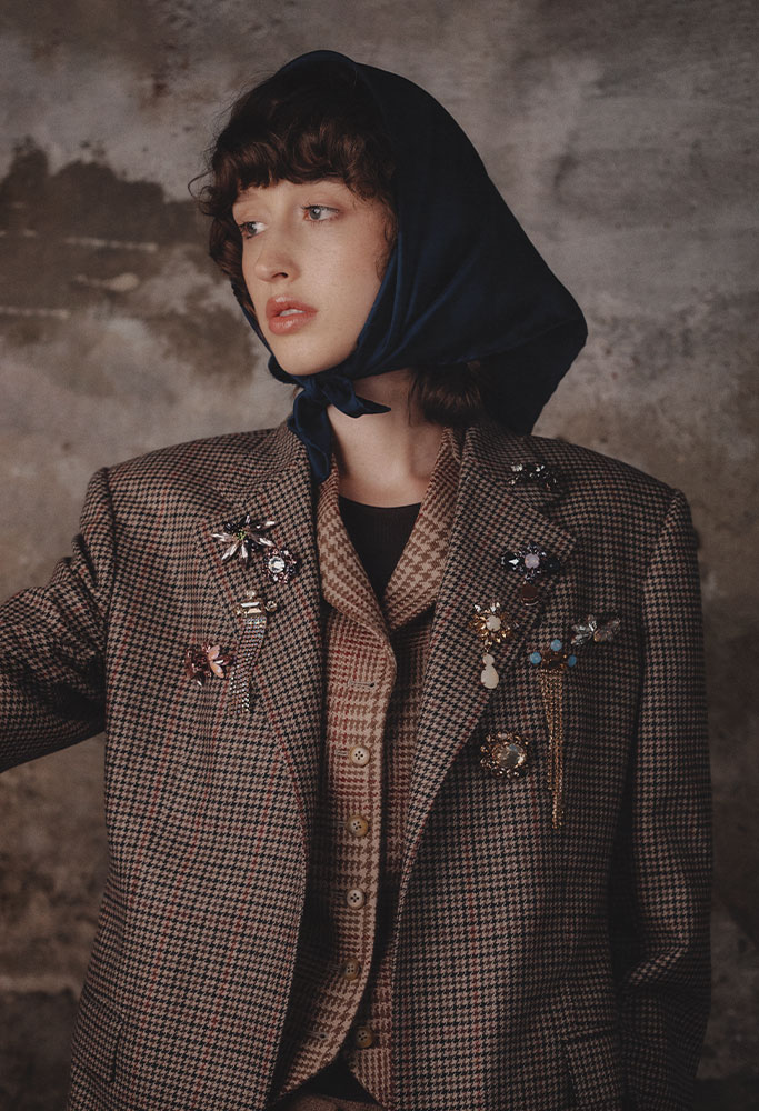 Model with neckerchief on her head, Osaka jacket and vest, release ARS01, outfit 7 women.