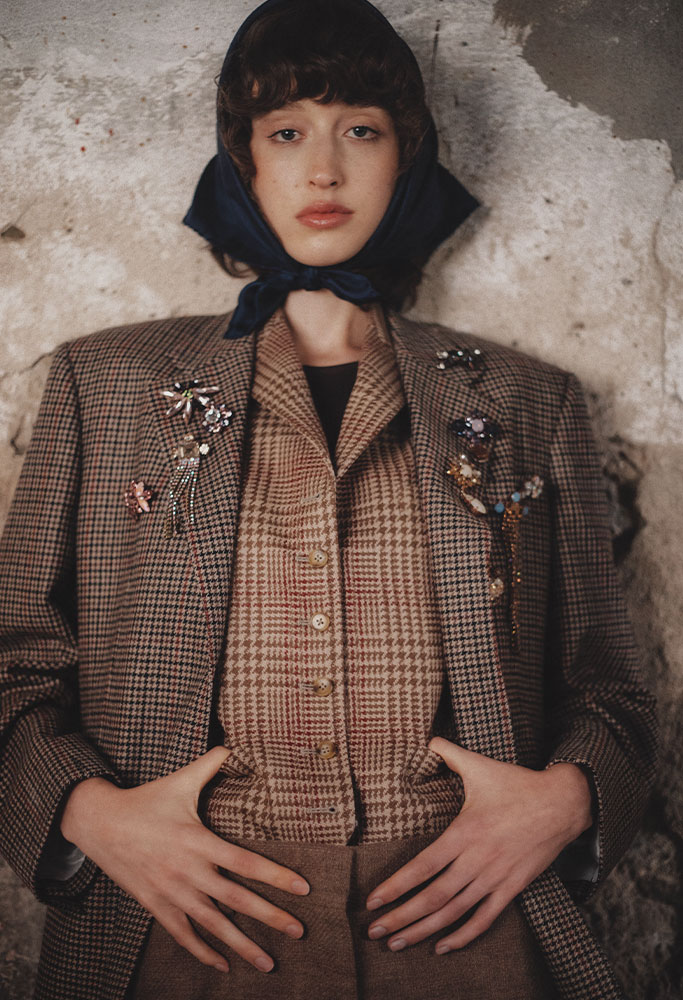 Model with hands on her stomach wearing vest and Barcelona pants, release ARS01, outfit 7 women.